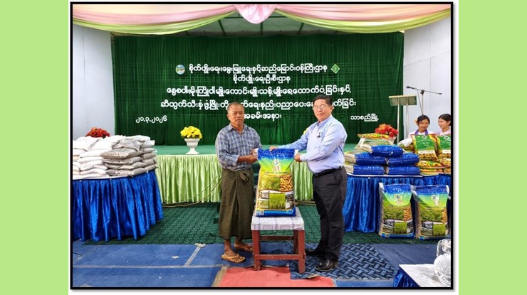 သာစည်မြို့နယ်၌ တောင်သူများအား နွေစပါးမိုးကြိုဝါမျိုးစေ့ထောက်ပံ့ပေးအပ်ပွဲနှင့် ဆီထွက်သီးနှံ ဖွံဖြိုးတိုးတက်ရေး နည်းပညာပေးသင်တန်းပို့ချ