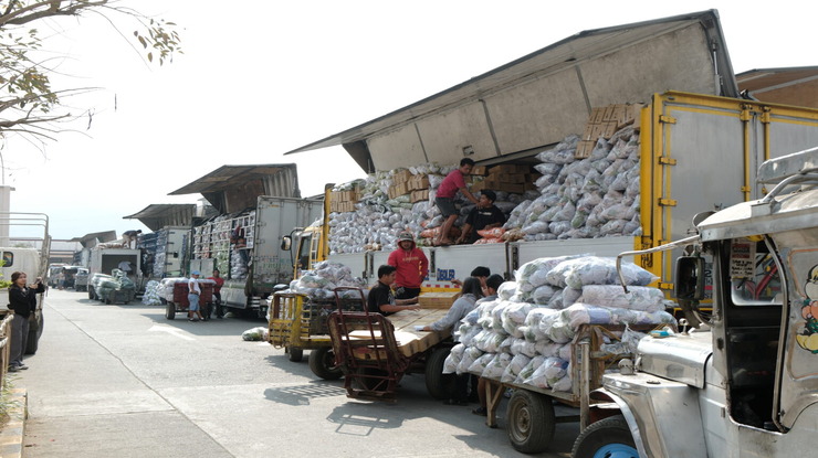 Benguet တွင် ဟင်းသီးဟင်းရွက် ပိုလျှံမှုကို လျှော့ချရန် Philippines က ထရပ်ကားများစေလွှတ်